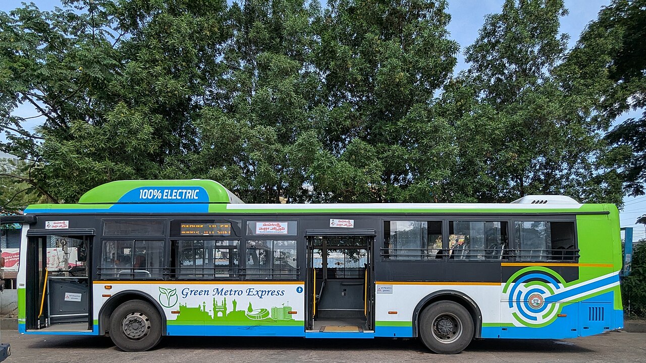 Full side view of a 100% electric low-floor bus